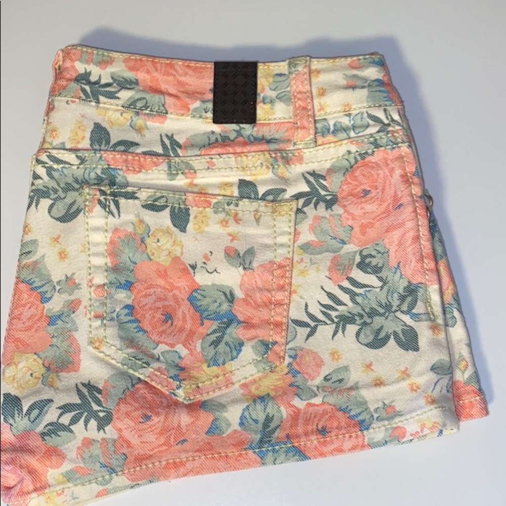 Shorts - Picture 3 of 3